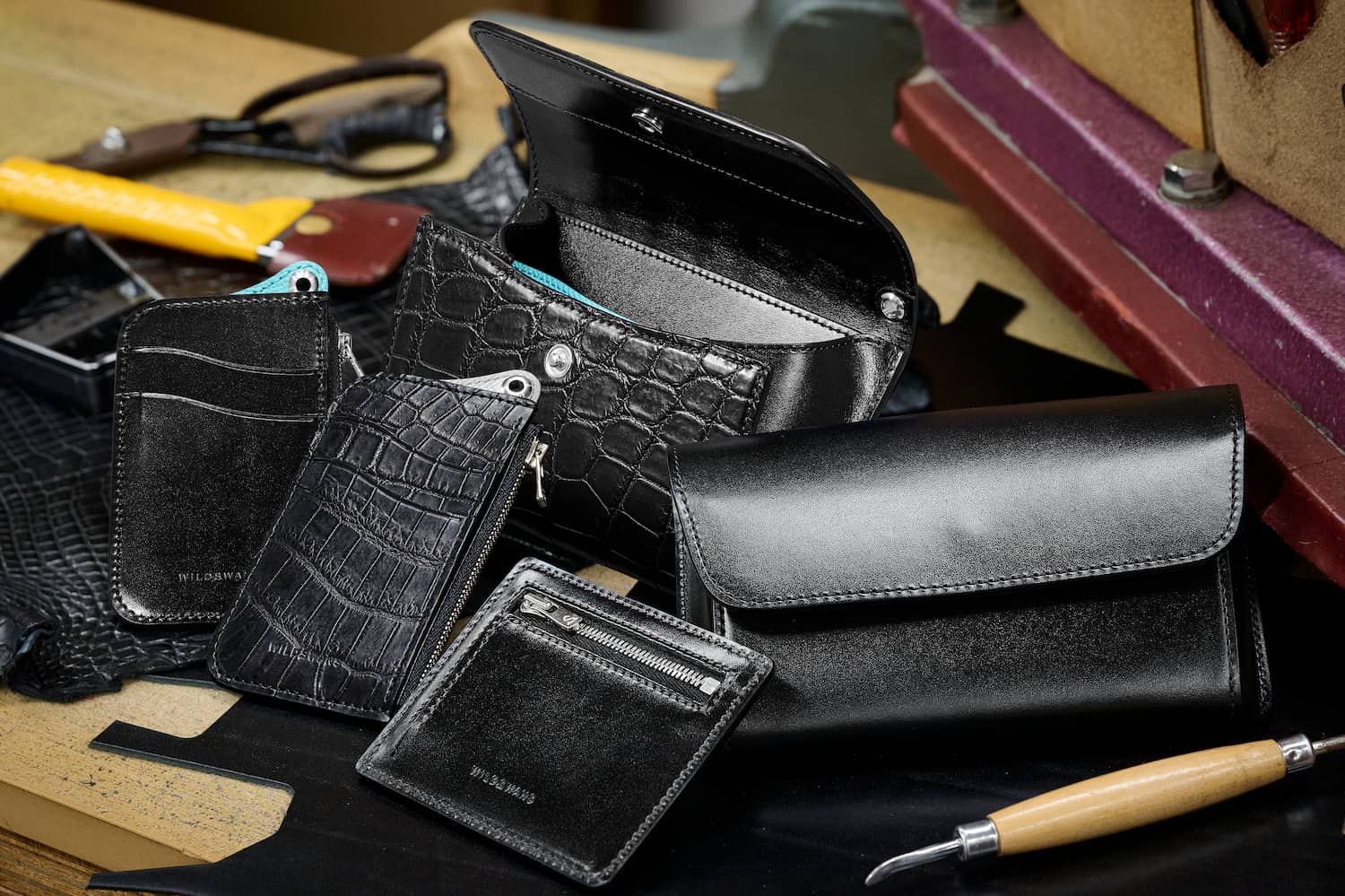 逃したら後悔必至の革財布が完成。ワイルドスワンズ別注を、工房から