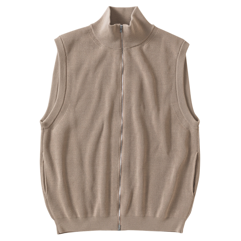 バトナーなど】コンパクトカーにはストレスフリーなニットベストを相棒