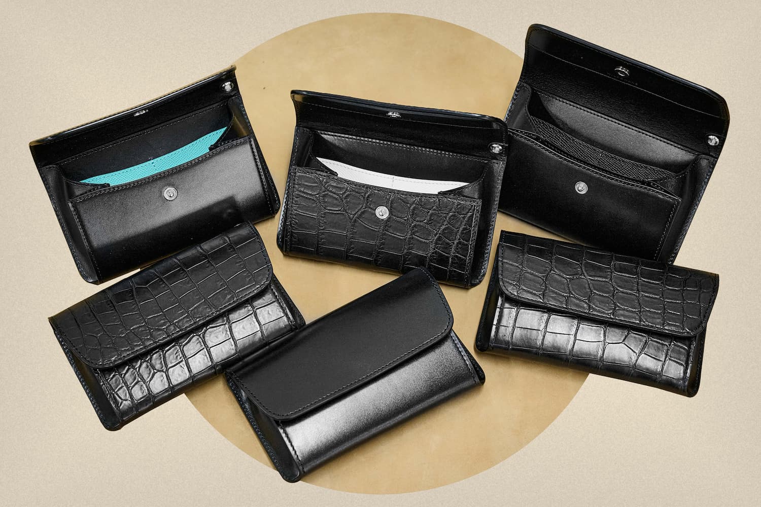 逃したら後悔必至の革財布が完成。ワイルドスワンズ別注を、工房から