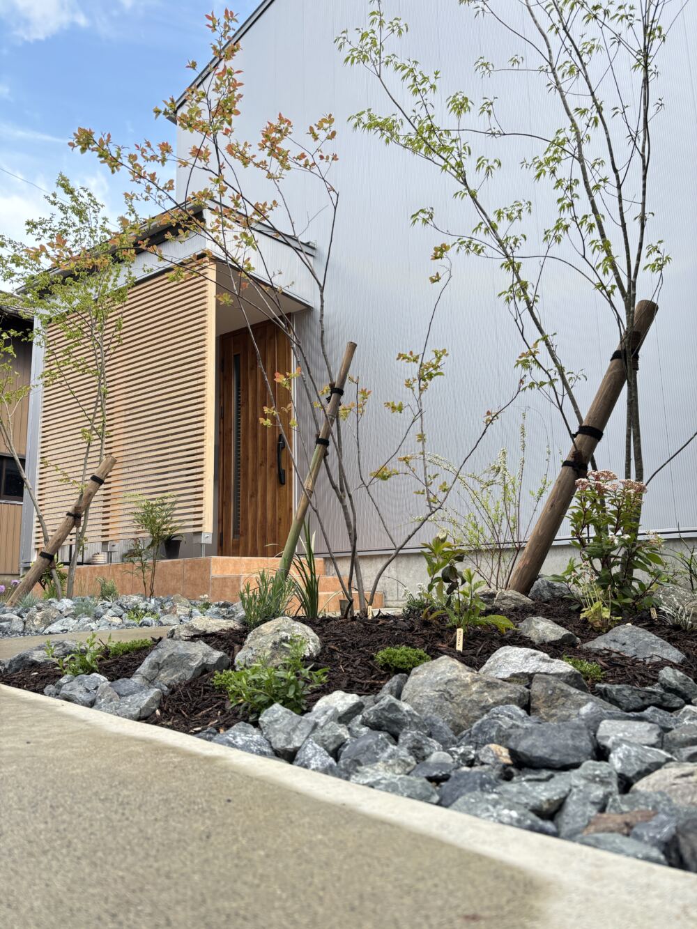 家族の庭」と「まちの庭」 – 施工実績– ガーデンスタジオ雅楽庭・新光