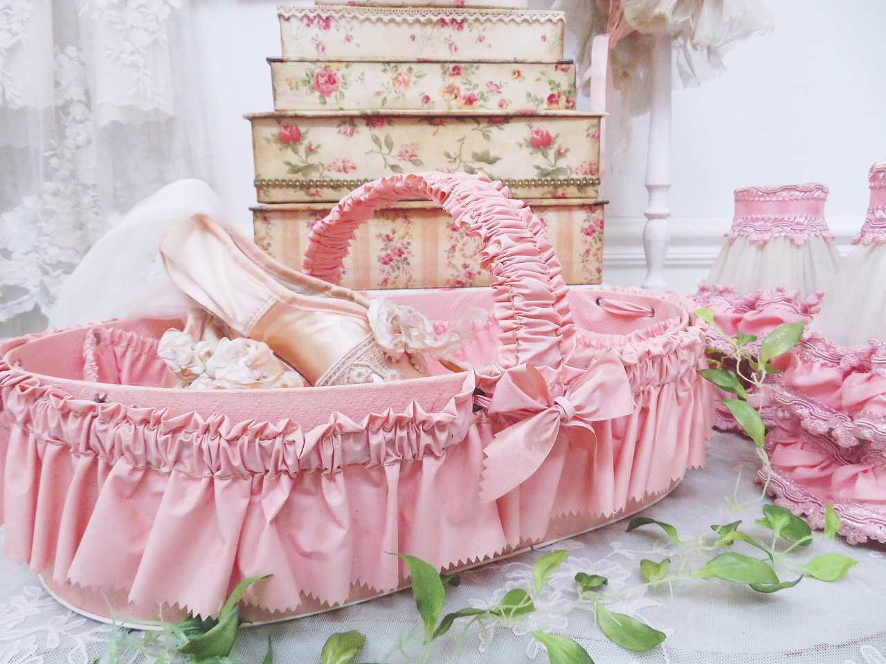 甘美 ピンクのリボンとフリルパニエ - 薔薇と天使のアンティーク