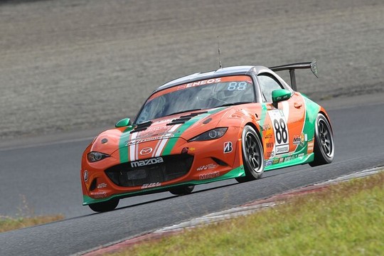 第6戦岡山グループ2公式予選 15号車岡部自動車Z34が総合のポール