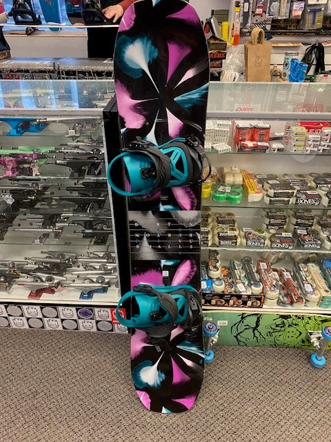 Pre owned Burton Kid's Deja Vu Smalls Snowboard and New 2024 Union