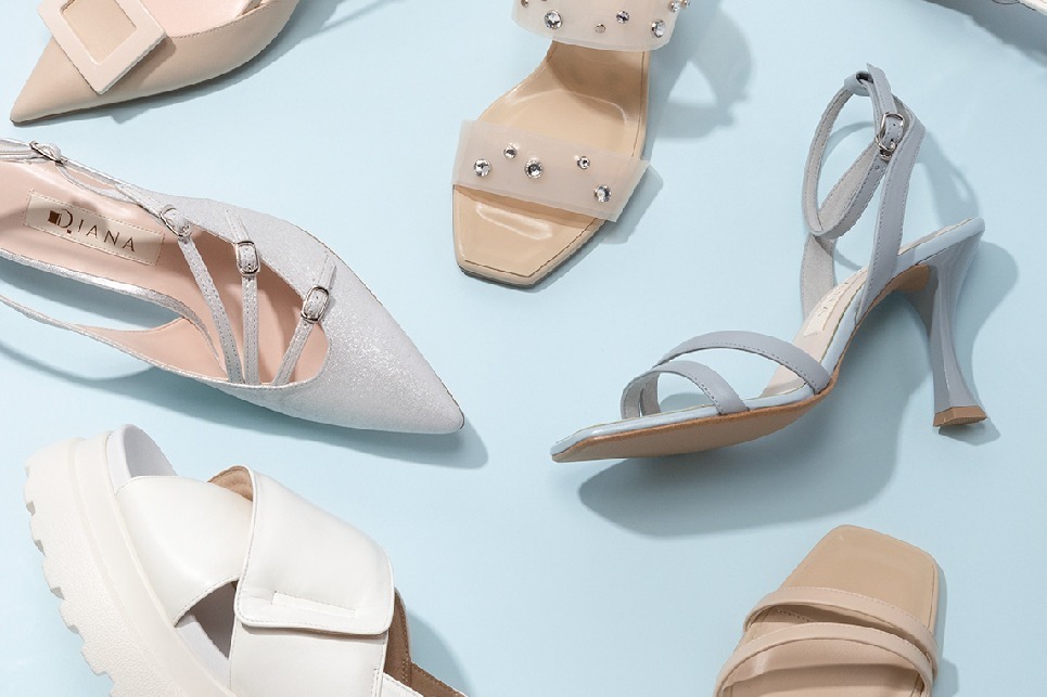 ダイアナ24年夏シューズ、“着回しできて疲れない”バックル付きパンプス