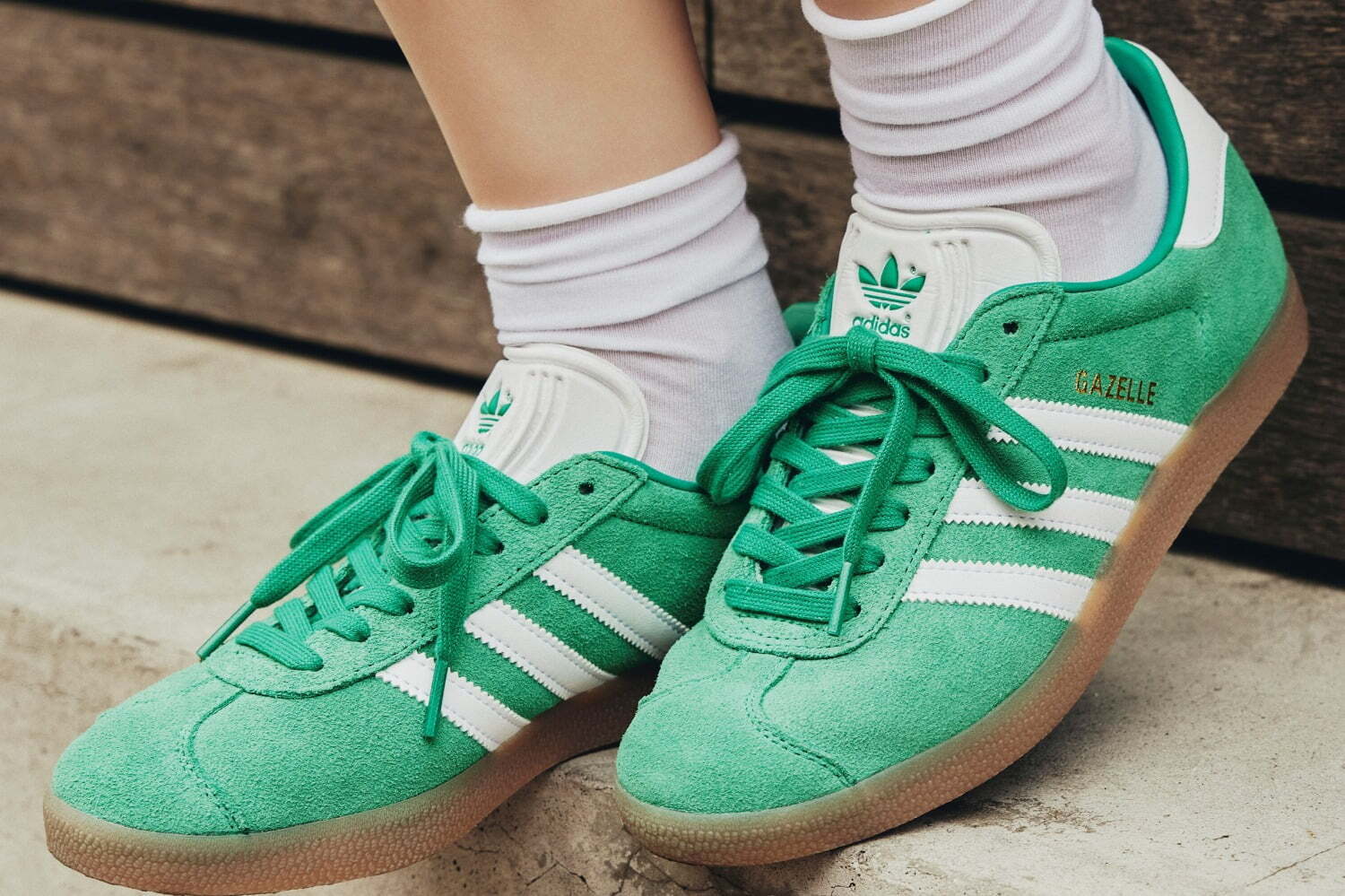 アディダス オリジナルス「ガゼル」スニーカー、“鮮やかグリーン