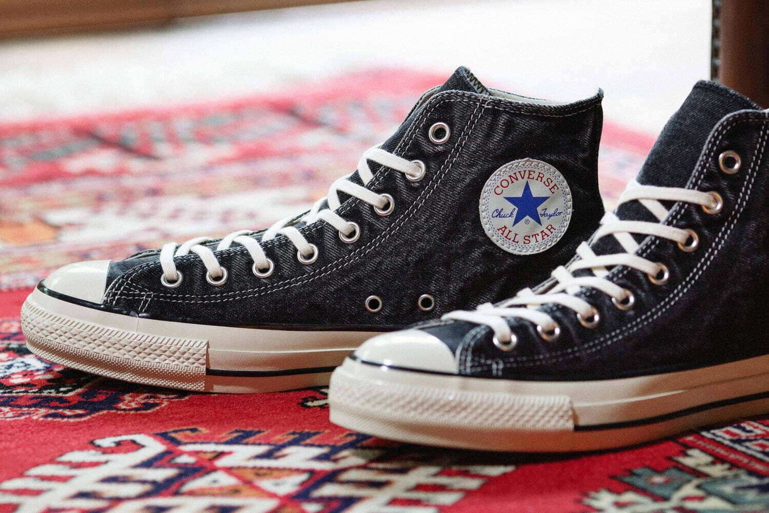 コンバースのスニーカー「オールスター US」ヴィンテージ風デニム
