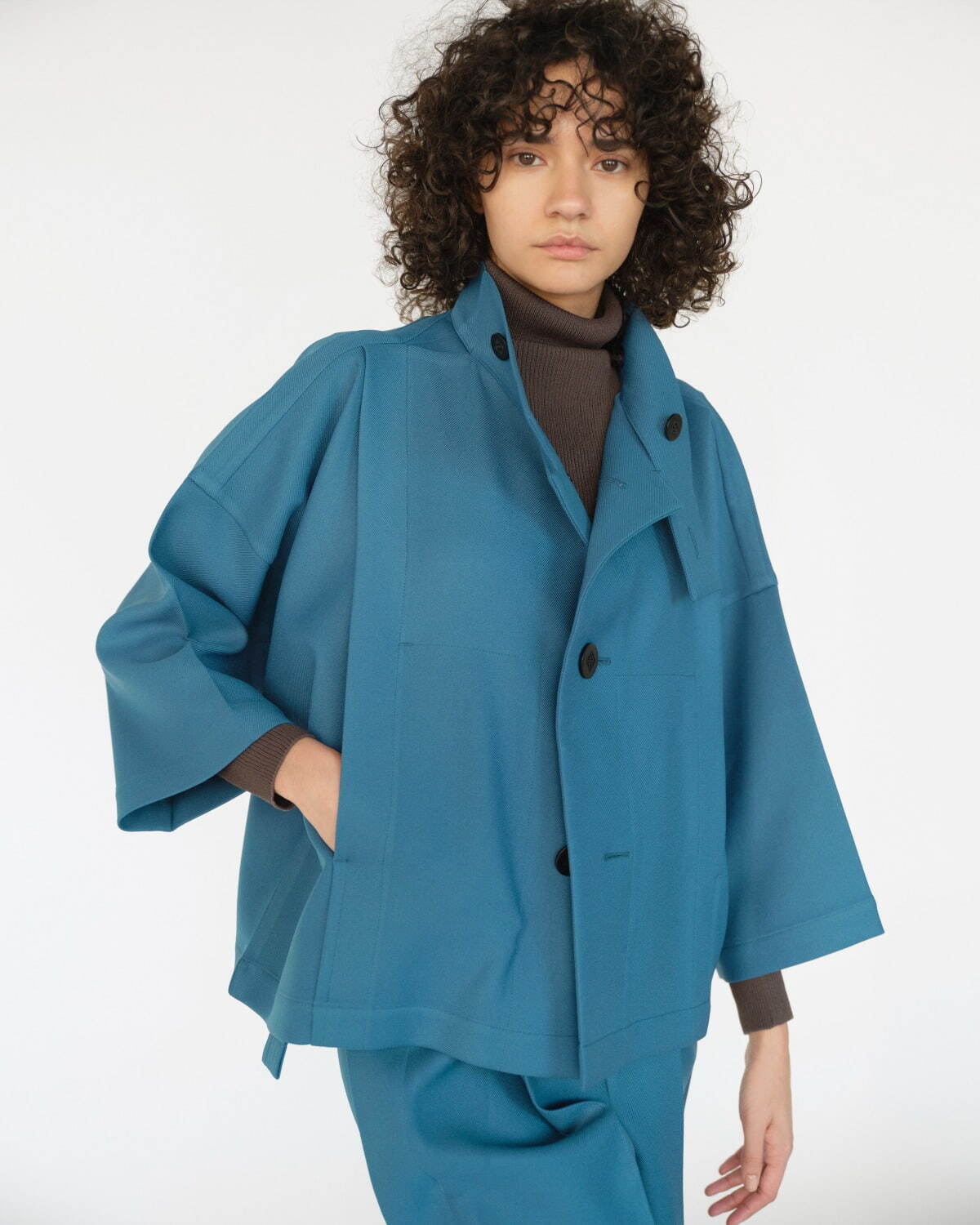 132 5. イッセイ ミヤケ、“折り構造×幾何学模様”のワンピースや袖を