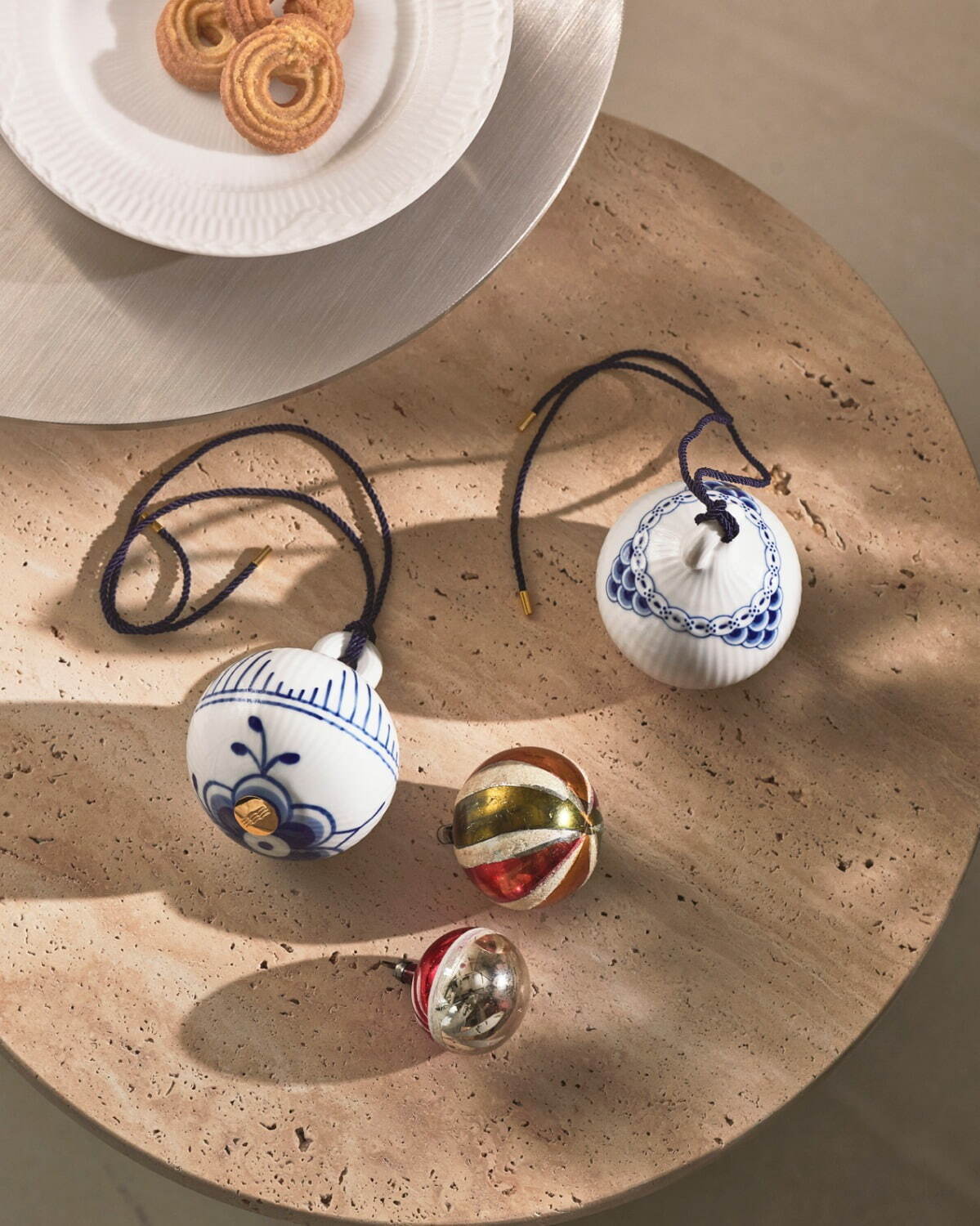 ロイヤル コペンハーゲン24年クリスマス、サンタの陶器人形やレース