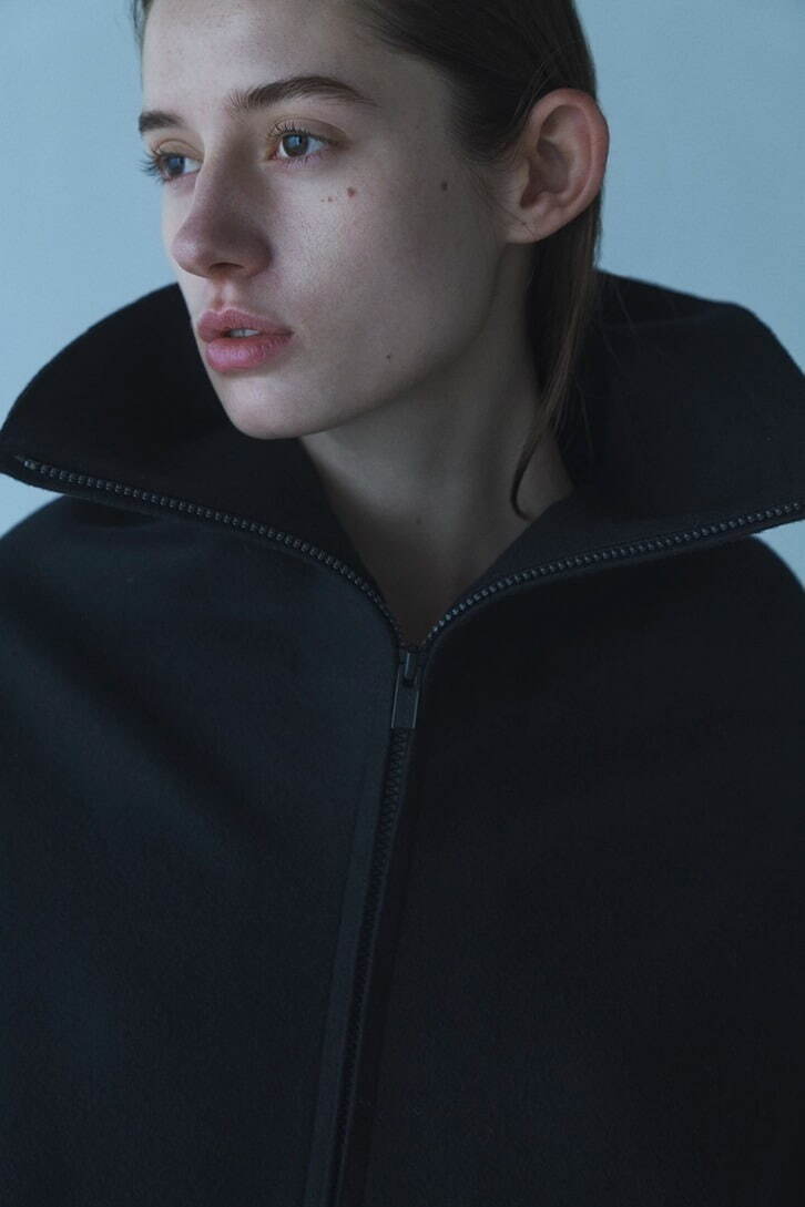 ヨウジヤマモト コレクションズ、“花瓶”のような襟のメルトンコートや