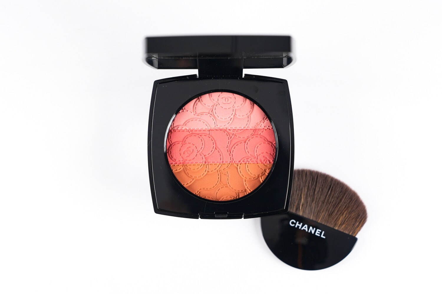 シャネル2025年春コスメ「カメリア」モチーフの4色アイシャドウ