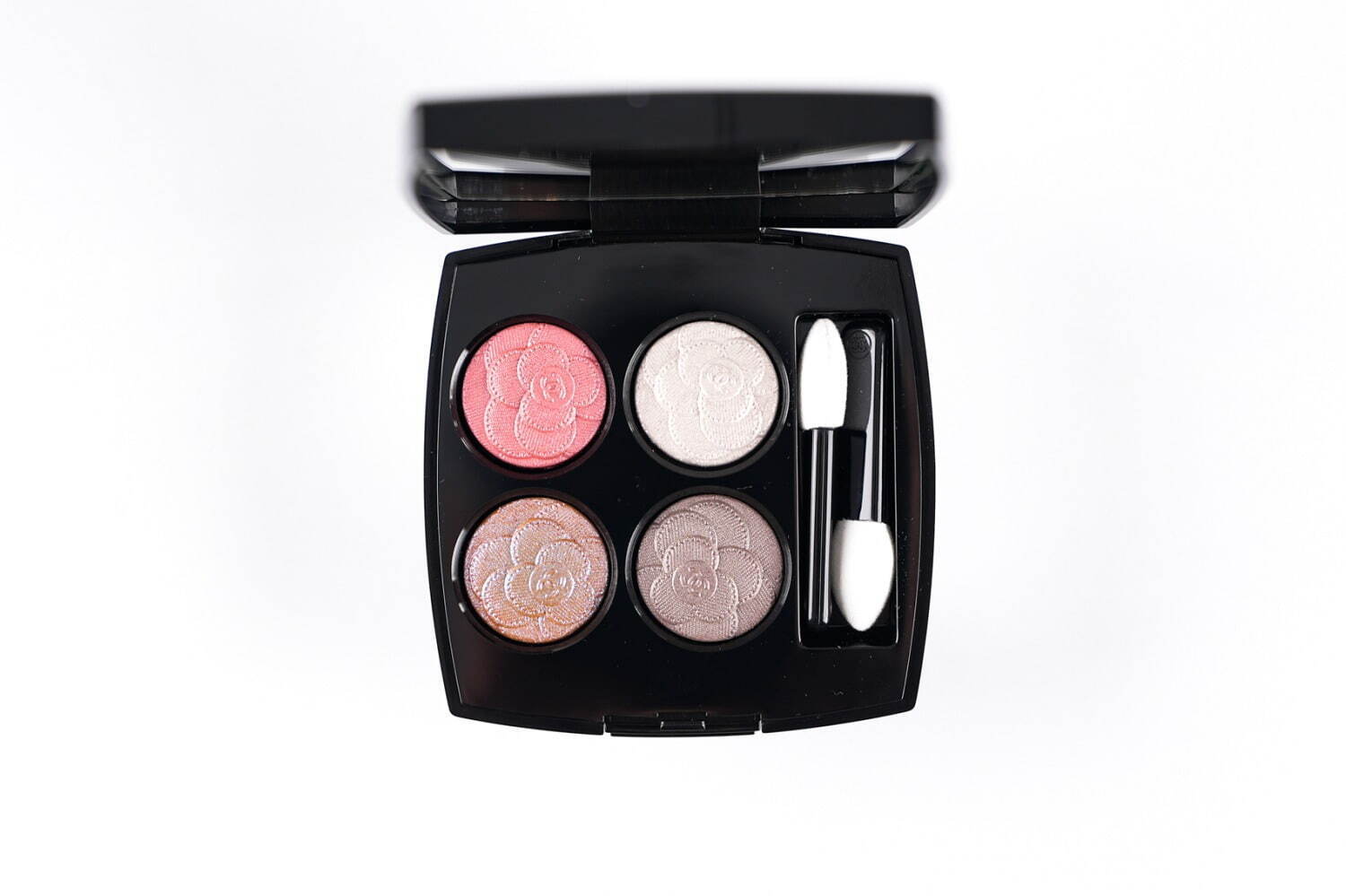 シャネル2025年春コスメ「カメリア」モチーフの4色アイシャドウ