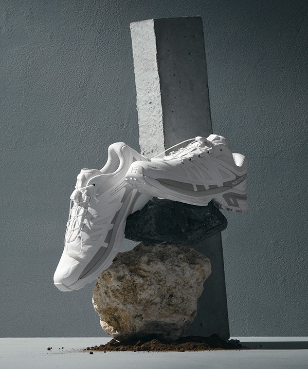 サロモンのスニーカー「エックス・ティ・ウイングス 2」バニラアイス