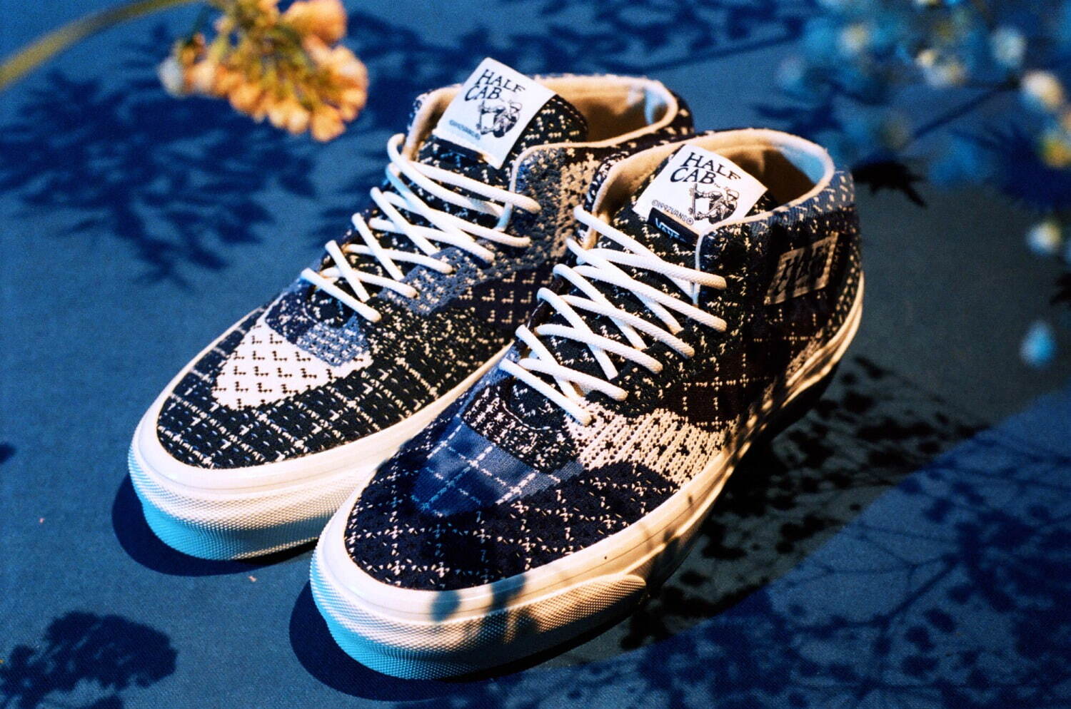 Vans×ファンダメンタル“刺し子”着想スニーカー、藍色ニットアッパー