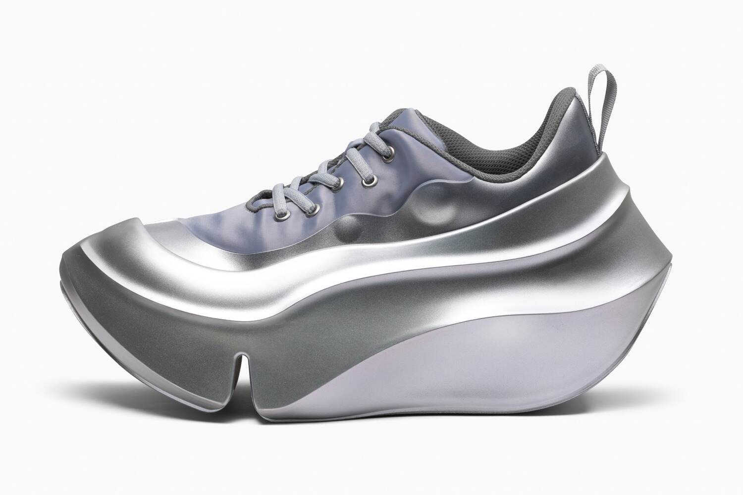 グラウンズ“靴底がアッパーを飲み込む”厚底メタリックスニーカー