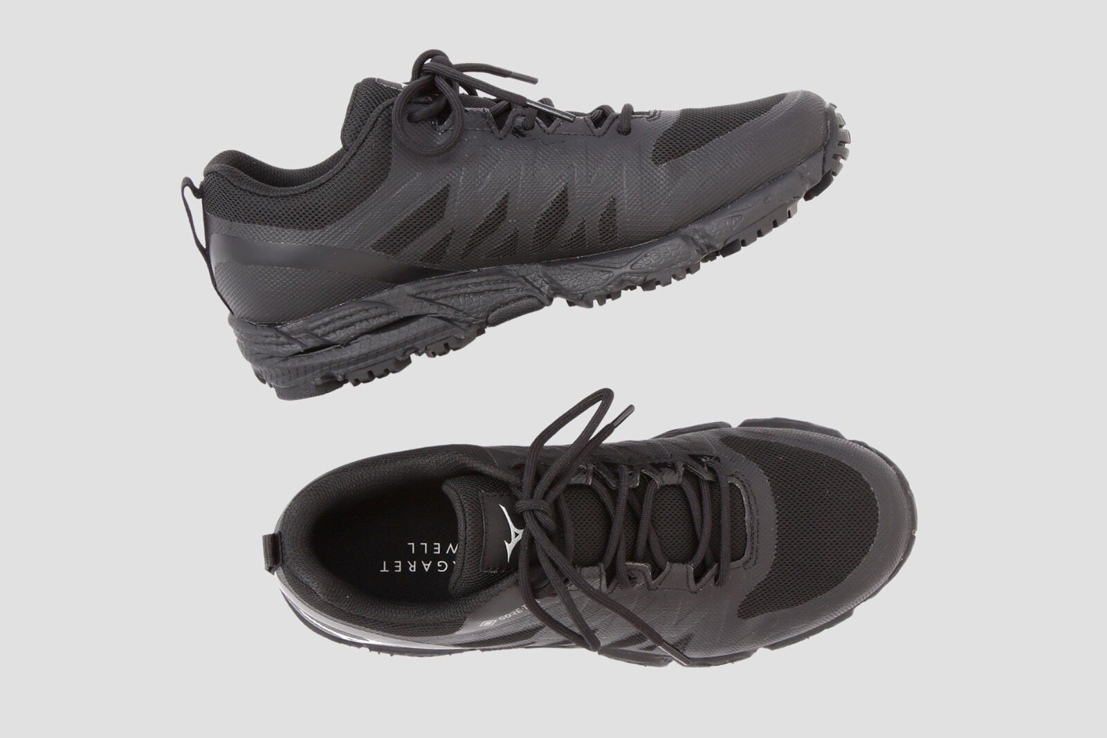 マーガレット・ハウエル×ミズノの防水スニーカー「ミズノ ハイキング