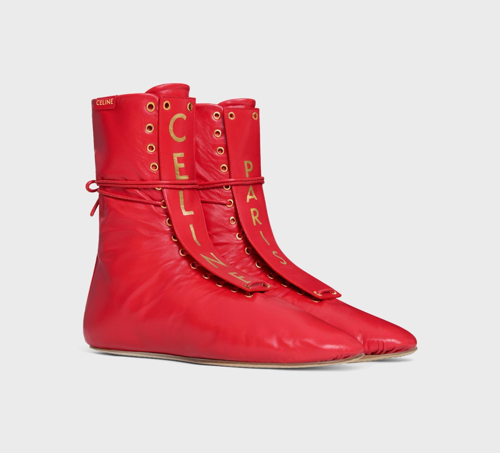 セリーヌ“フロントロゴ”のレースアップブーツ、足になじむレザー