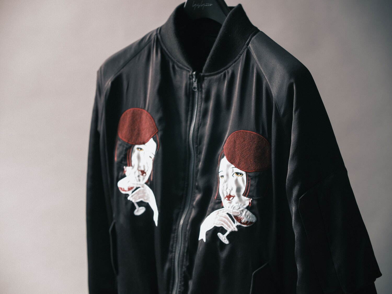 ヨウジヤマモト25年春夏メンズウェア、“ダークな花柄”プリントの