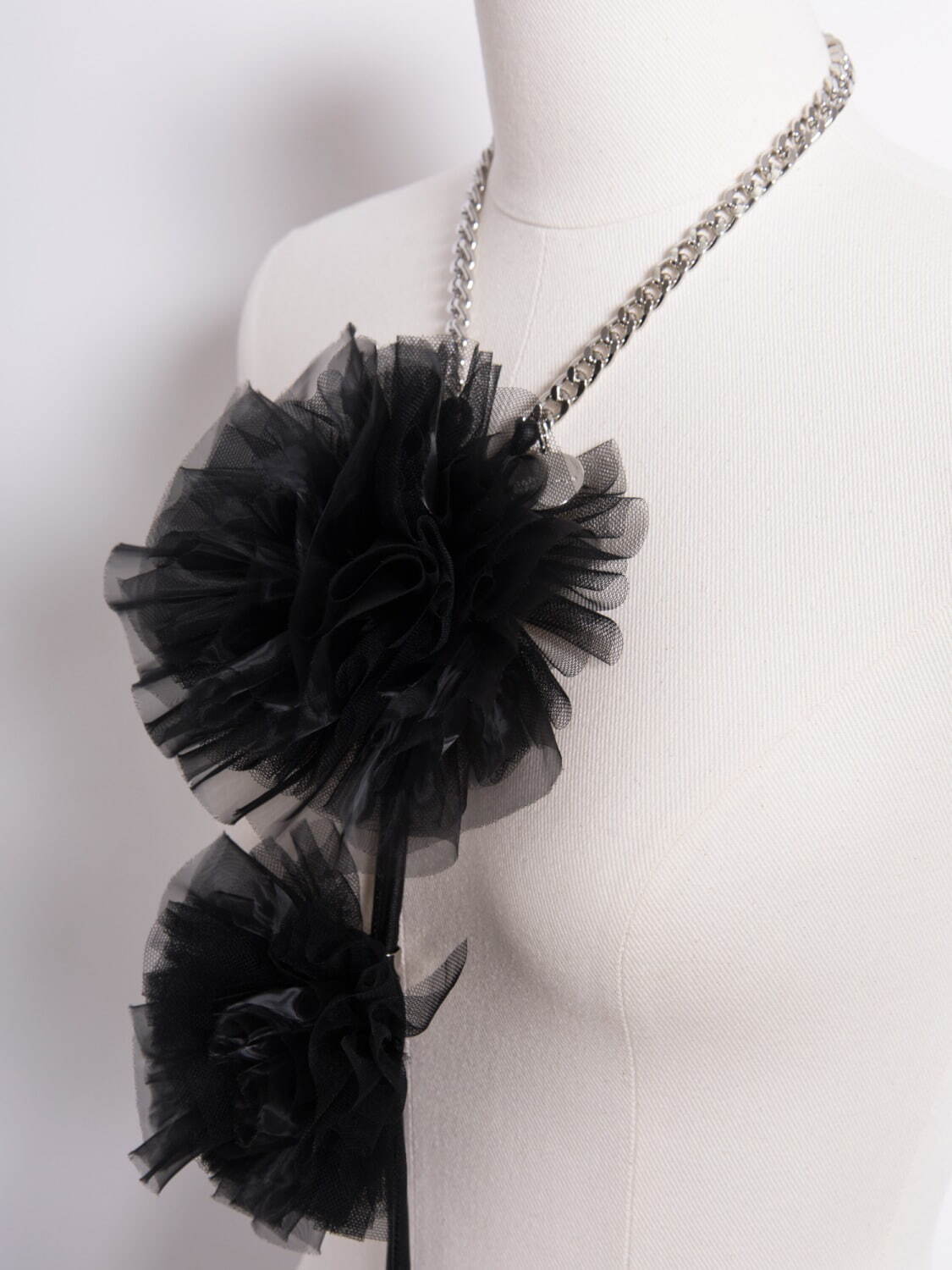 ノワール ケイ ニノミヤの透け感ふんわりフラワーハーネス、チュール