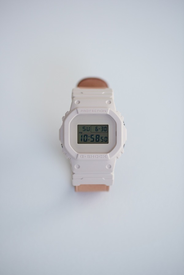 エンダースキーマ×G-SHOCK -「DW-5600」本体と牛革ベルトがともに時を