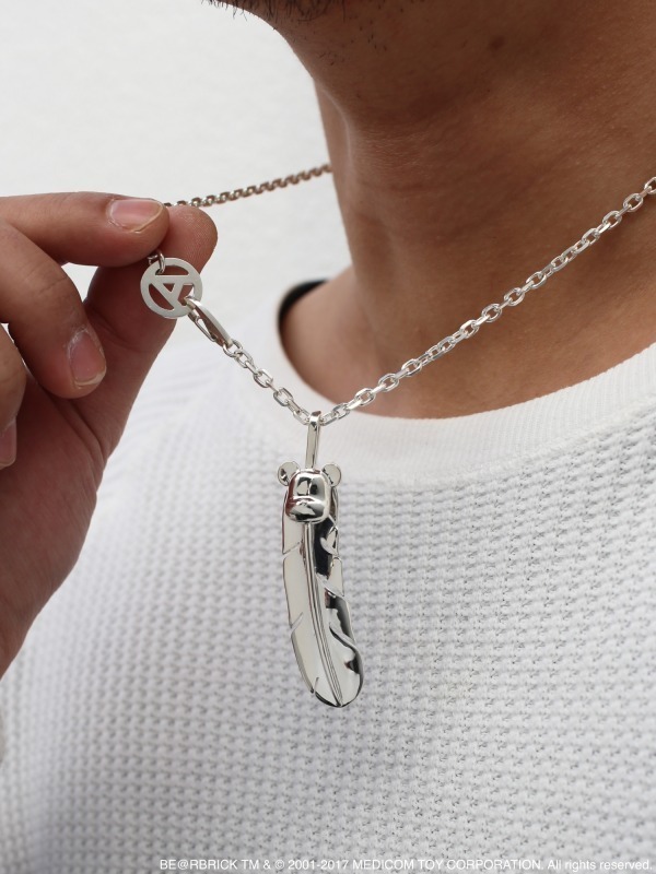 ジャムホームメイド×ベアブリックのフェザーネックレス - 時とともに