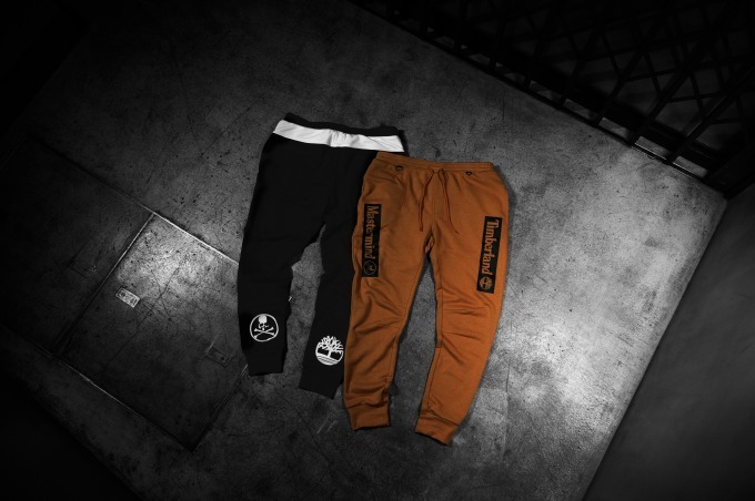 ティンバーランド×マスターマインド・ワールド」ゴールドのロゴ刺繍