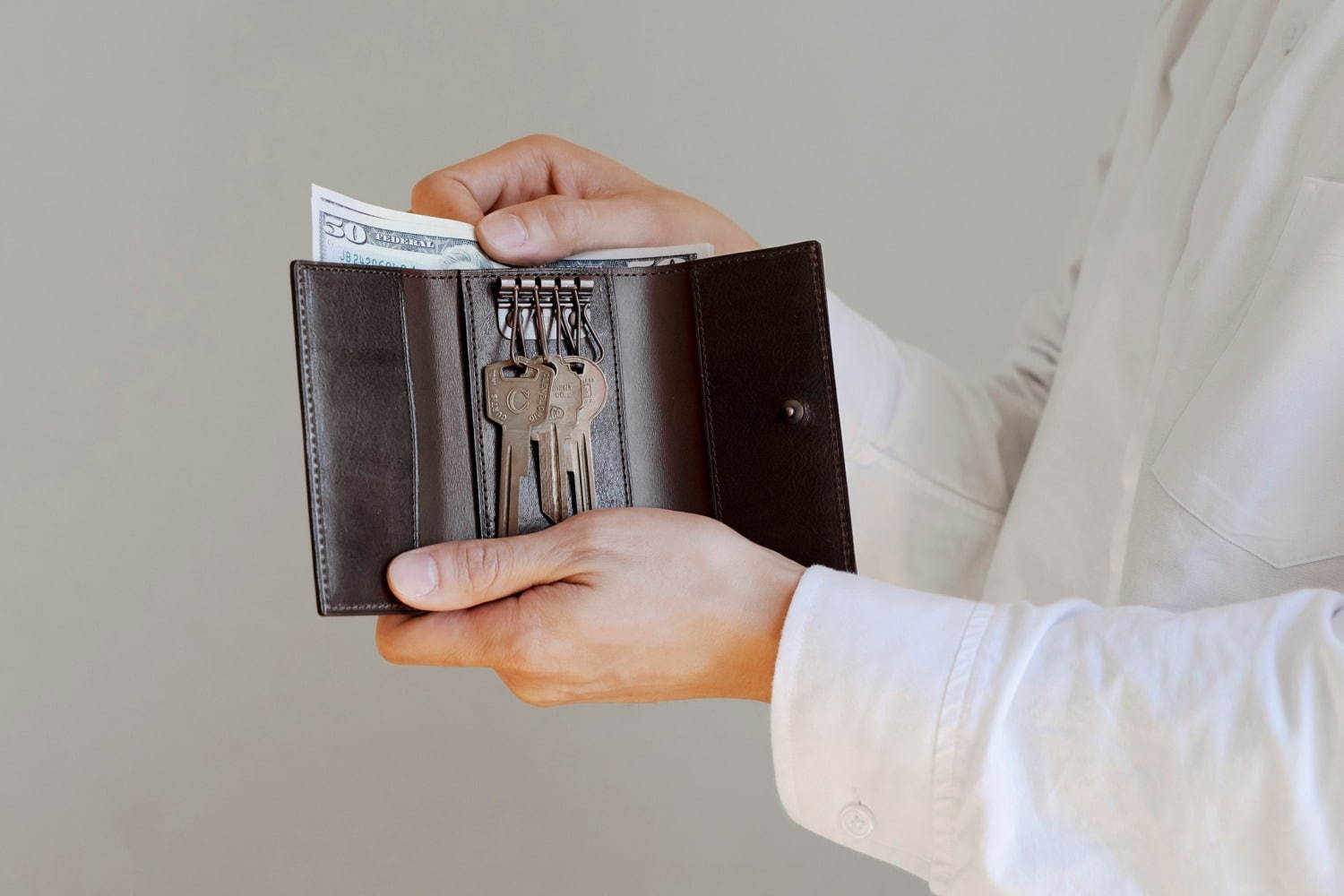 土屋鞄製造所の“チョコレート”色レザーキーケース、ミニマルの“かぎ型