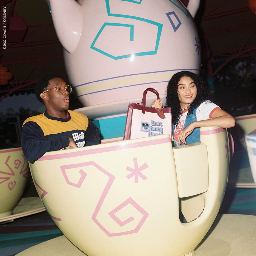 コーチ「ディズニー」バッグにシンデレラ城やキャラクターを刺繍