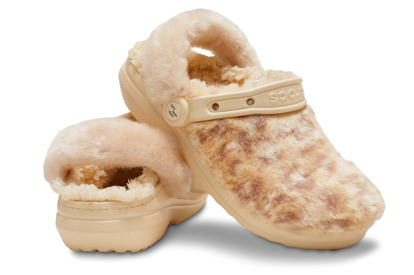 クロックス“ふわふわ”アッパーの限定サンダル、フェイクファーに