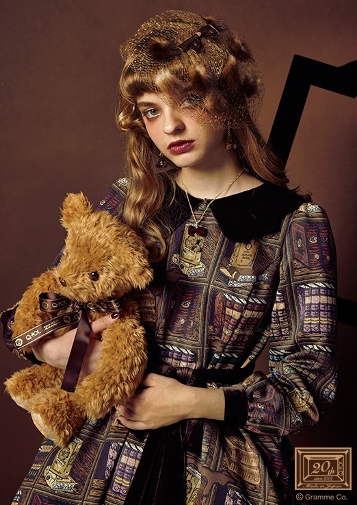 Q-pot. Dress新作“チョコレートの本棚”柄ワンピース、ベロア素材の