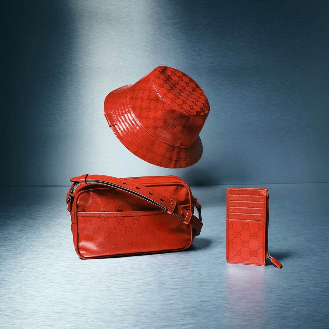 グッチ23年秋冬“ハイビスカスレッド×クリスタル GGキャンバス”のカード