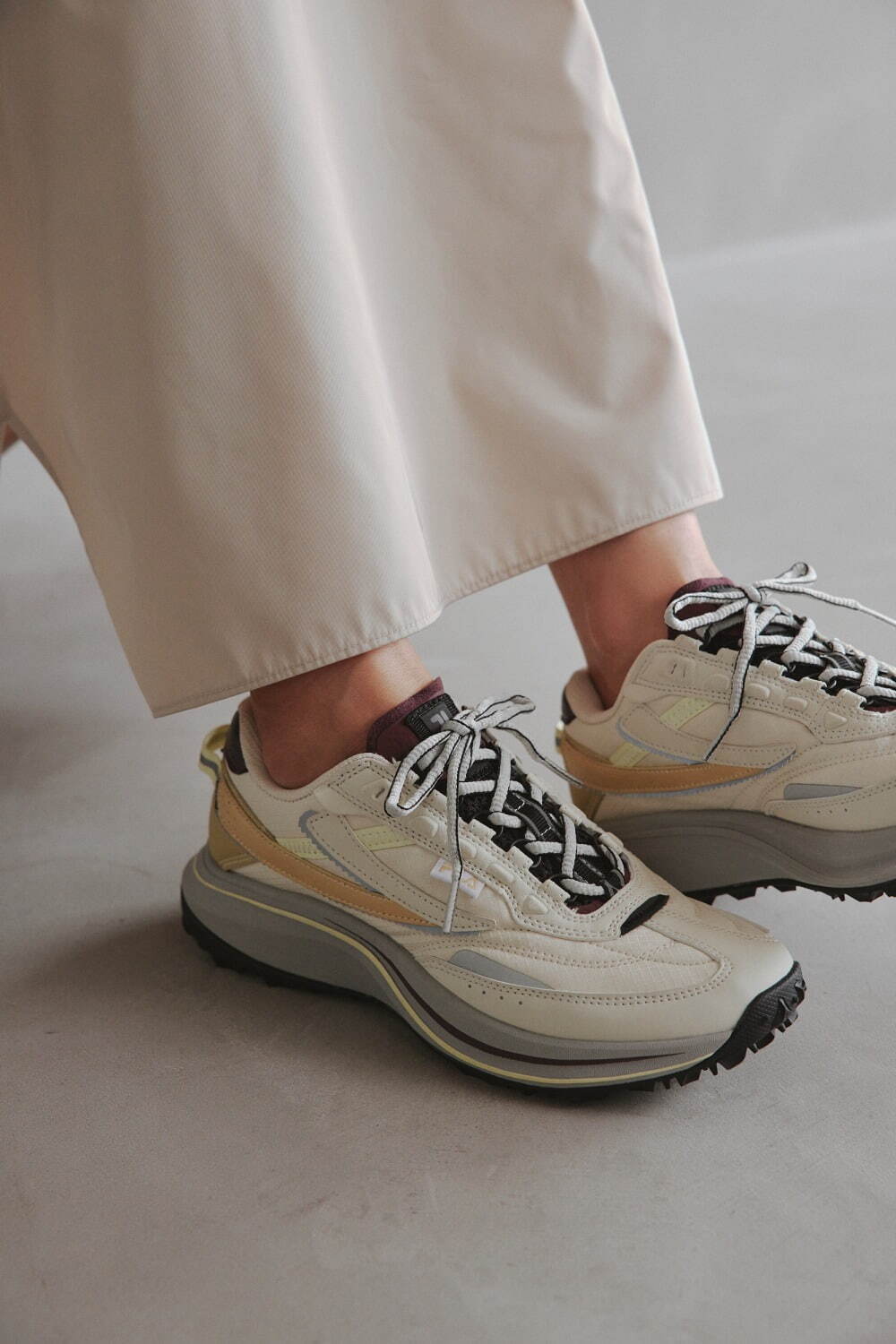 エミ×フィラのコラボシューズ第2弾、“アイボリー×ベージュ”の秋色で