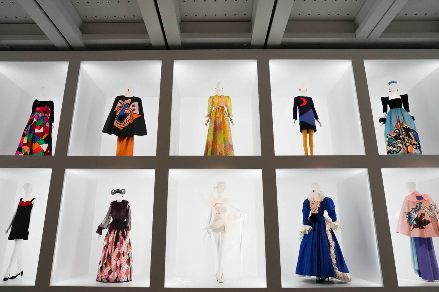 モードの帝王”イヴ・サンローランの軌跡をたどる - 没後日本初の大回顧