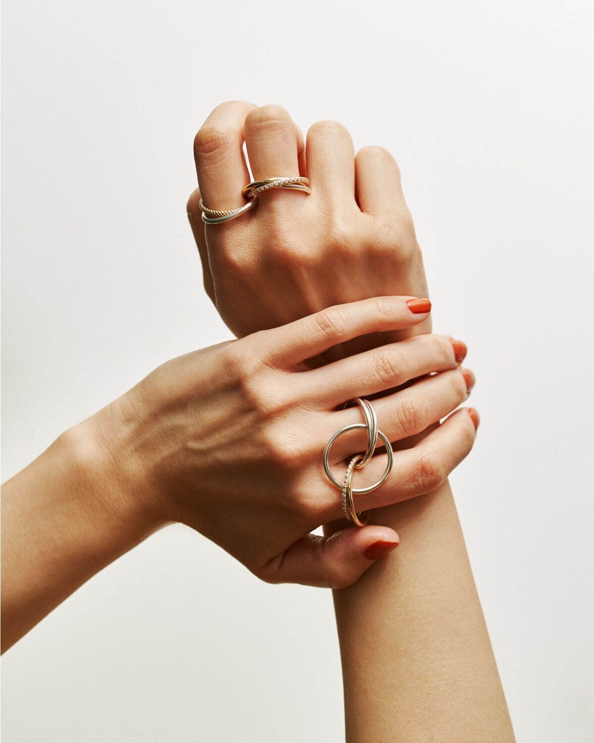 トーカティブ15周年“ダイヤモンド”輝く5連リング、花びらが舞うような1