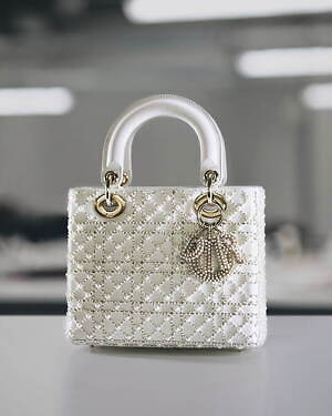 ディオール「レディ ディオール」新作ウィメンズバッグ、艶めくパール