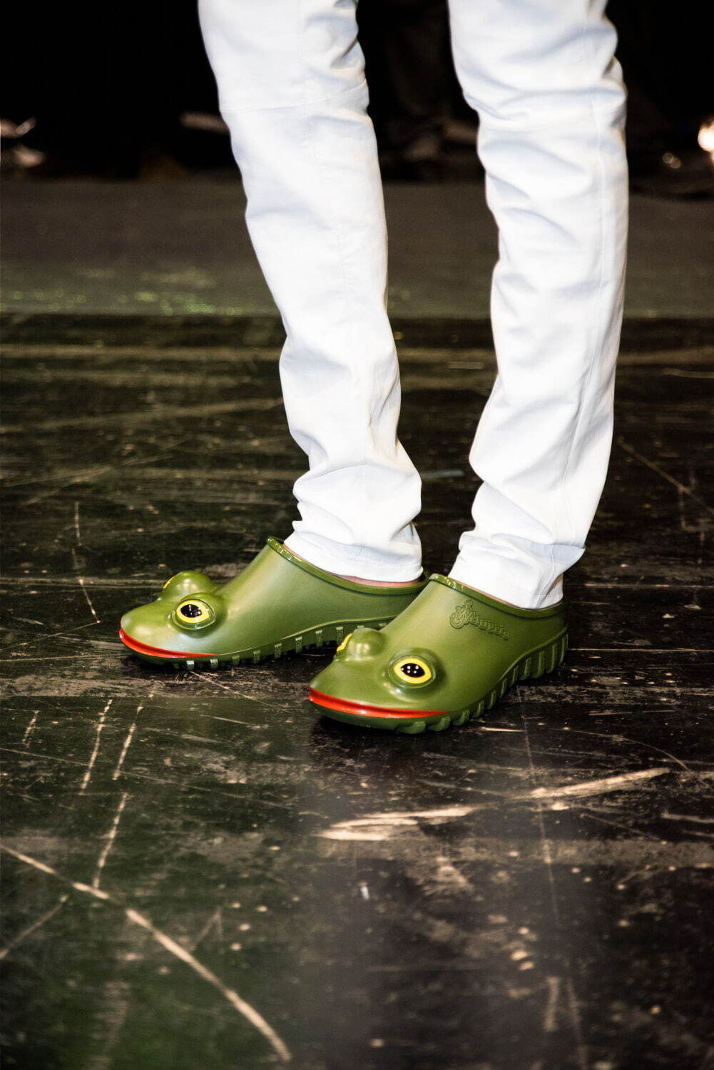 写真36/70｜JW アンダーソン“カエル顔”のPVCローファー、英