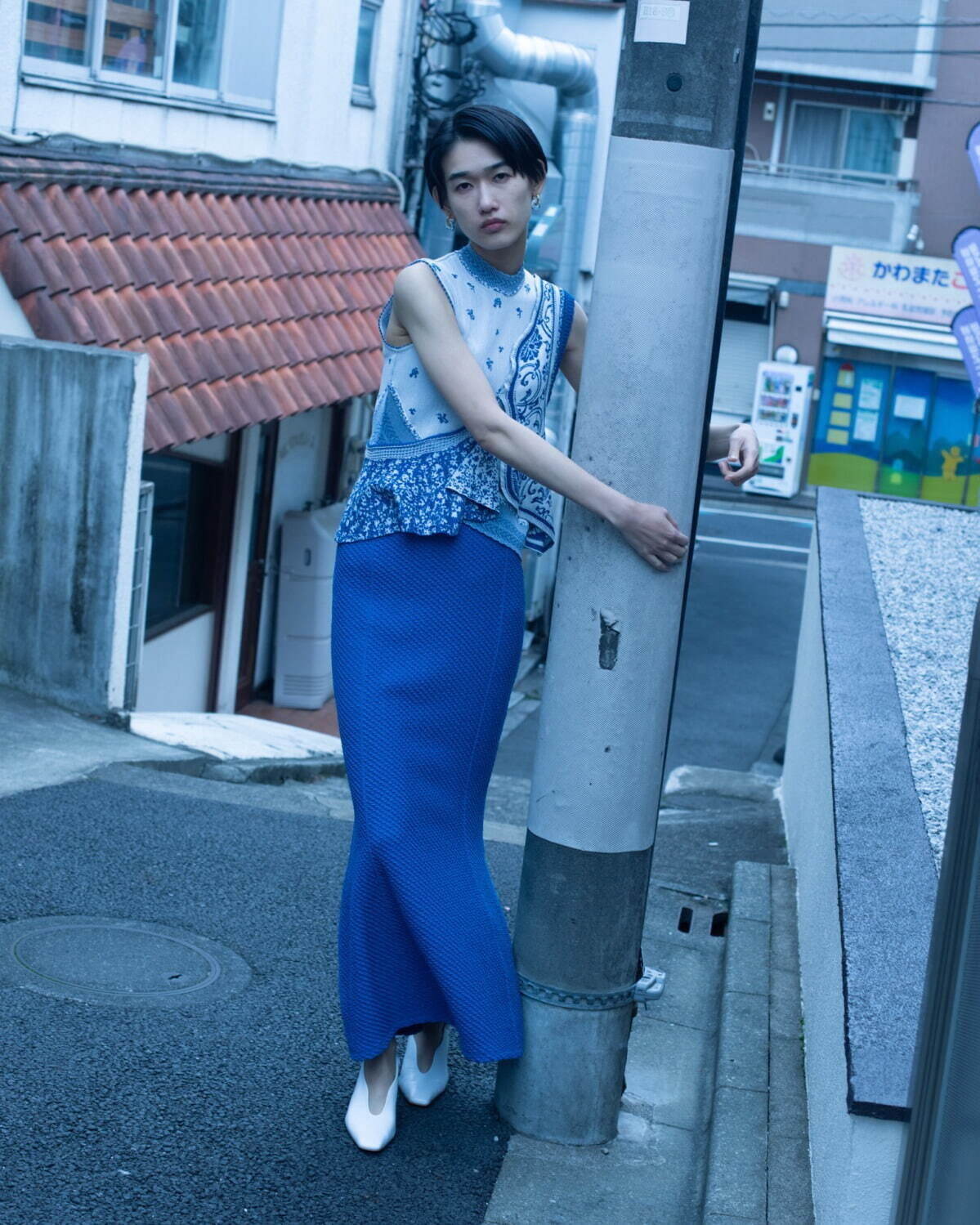 マメ クロゴウチ“花柄フリル”華やぐノースリーブニット＆刺繍レースで