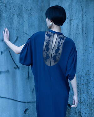 マメ クロゴウチ“花柄フリル”華やぐノースリーブニット＆刺繍レースで