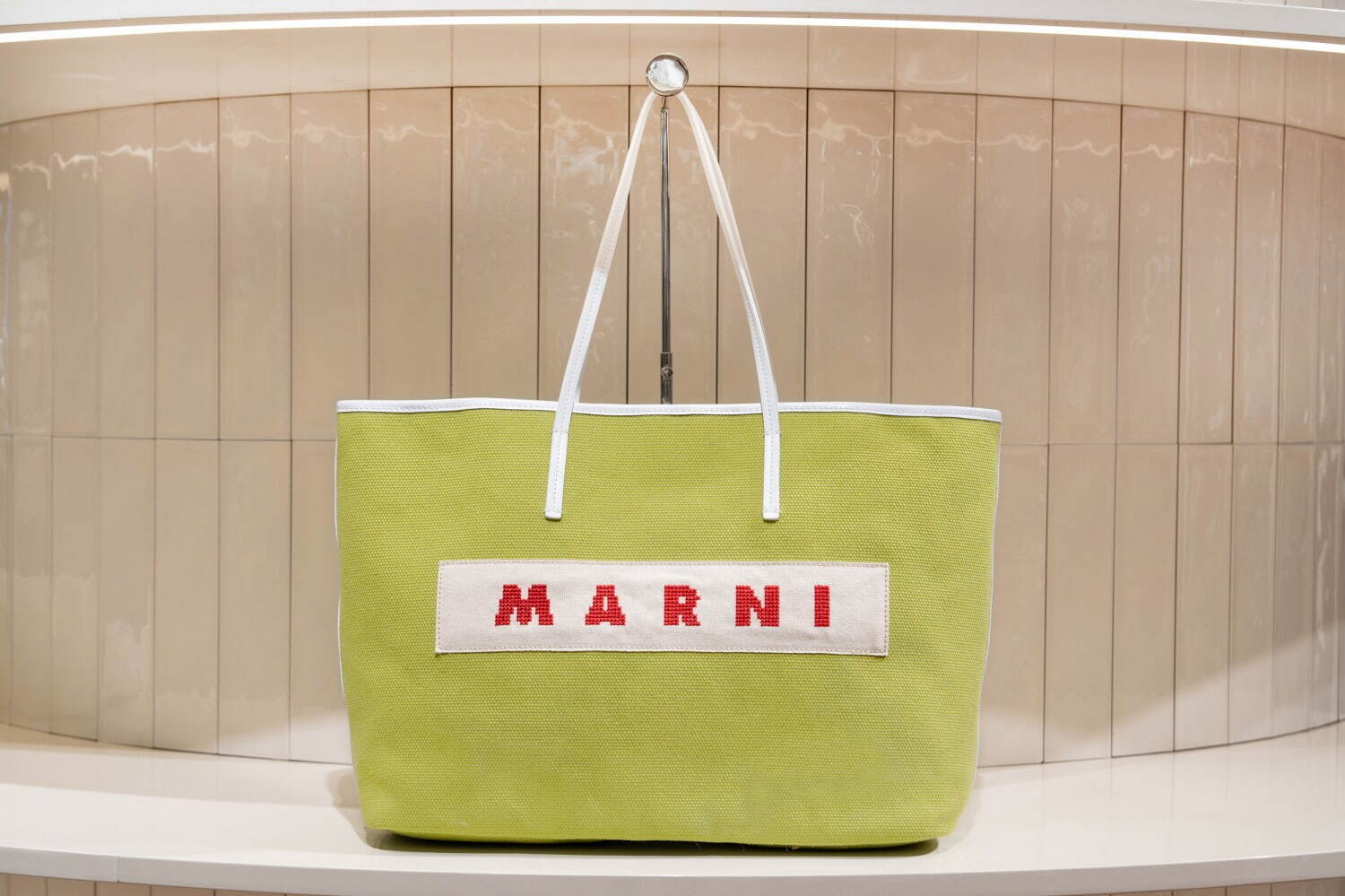 マルニ“鮮やかライムカラー”のリバーシブルトートバッグ「ヤヌス