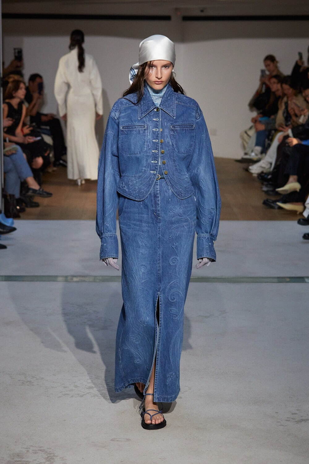 マメ クロゴウチの24年春夏デニム、草花をエンボス加工した気品漂う