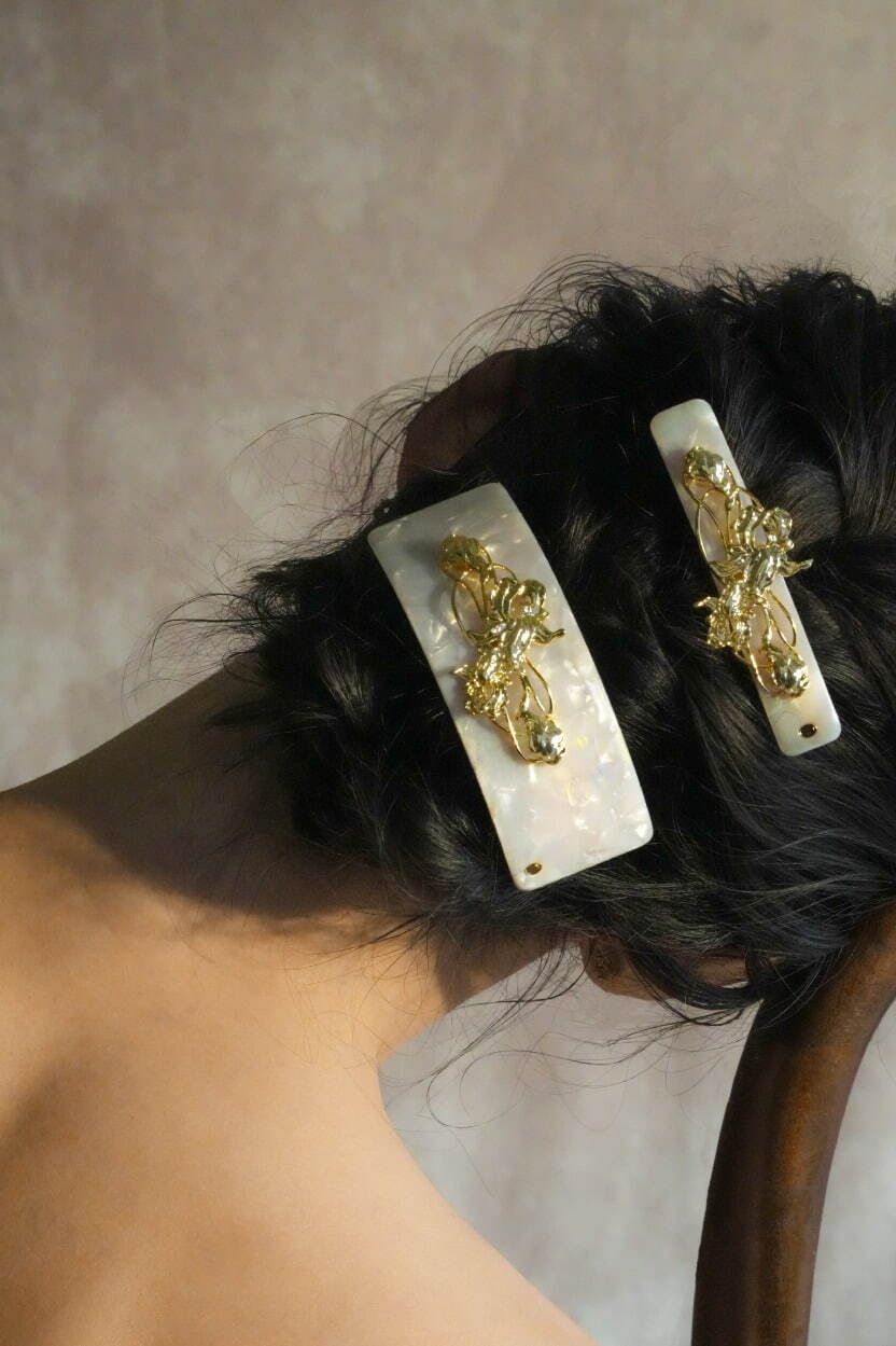 ミュシャ」財団公式ブランド、“アイリスの花”着想のアンティーク風