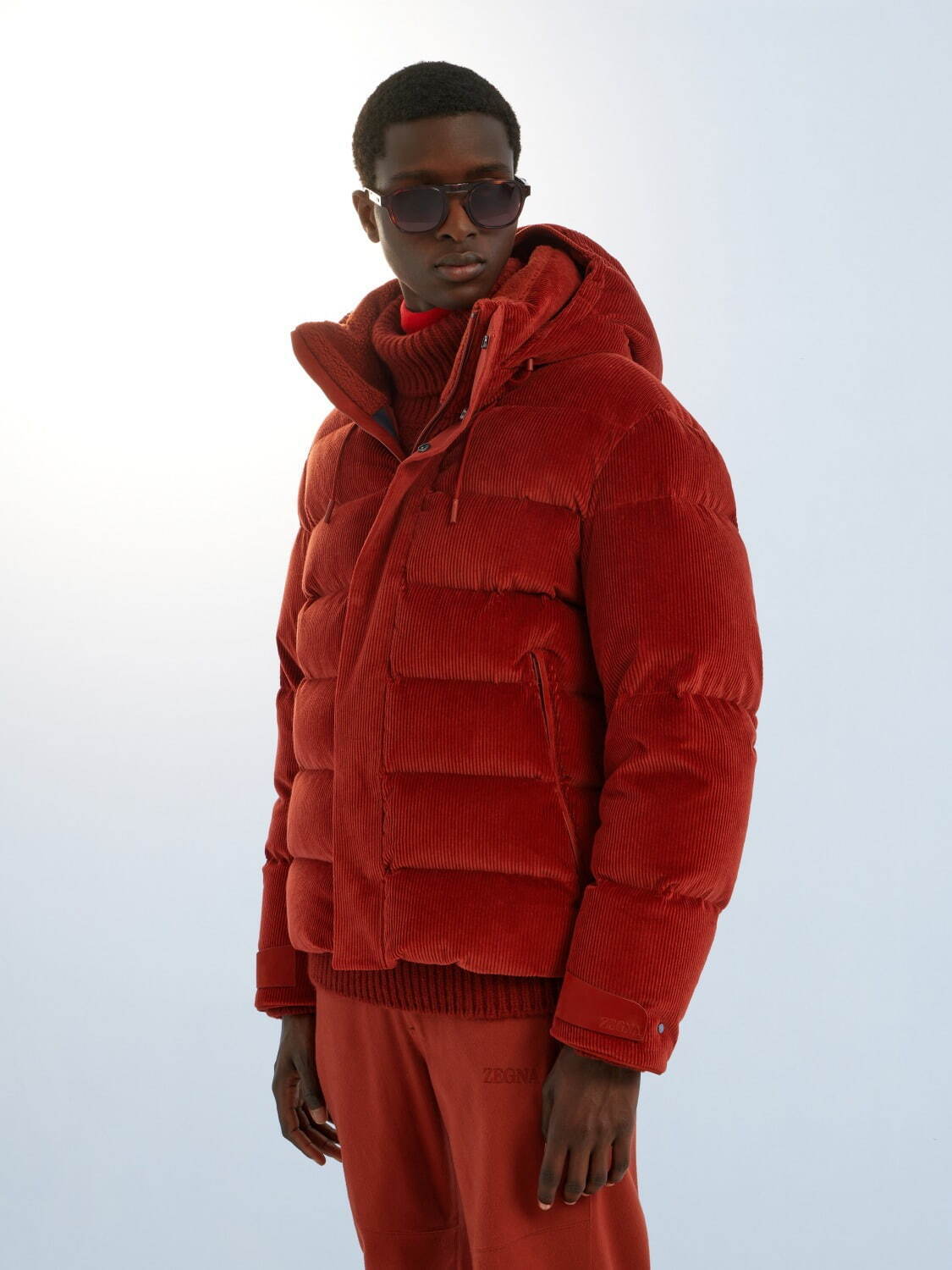 ゼニアの新作ダウンジャケット、光沢・撥水加工を施したコーデュロイや