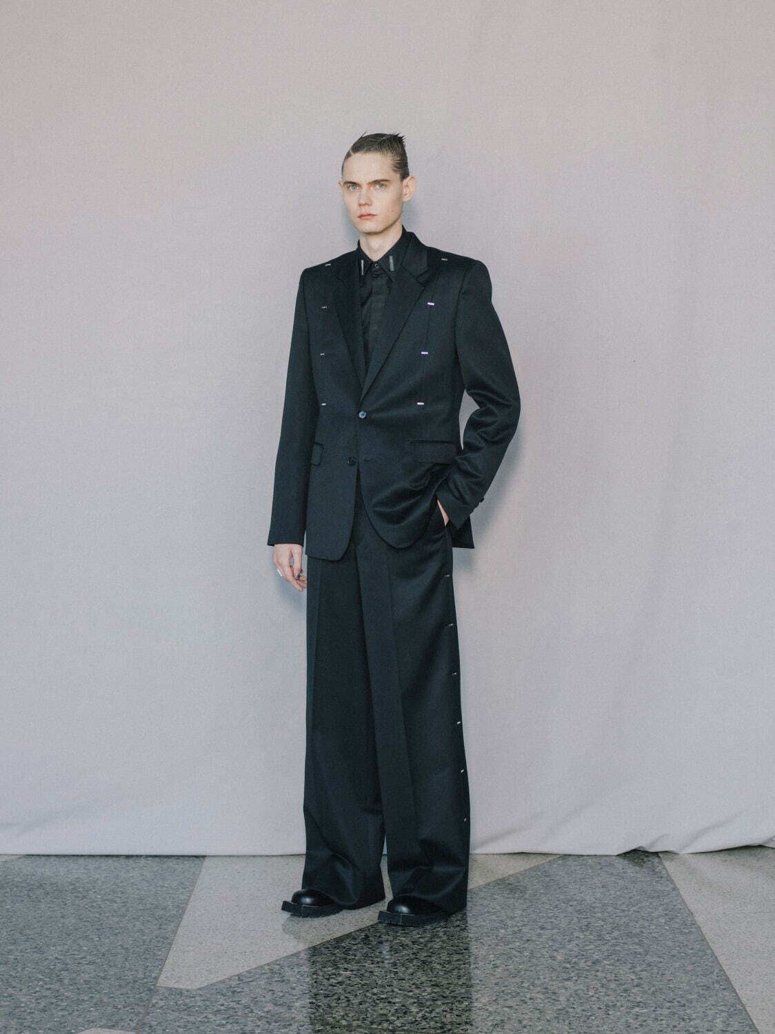 ジョン ローレンス サリバン24年秋冬ウェア、“メタル”を配した