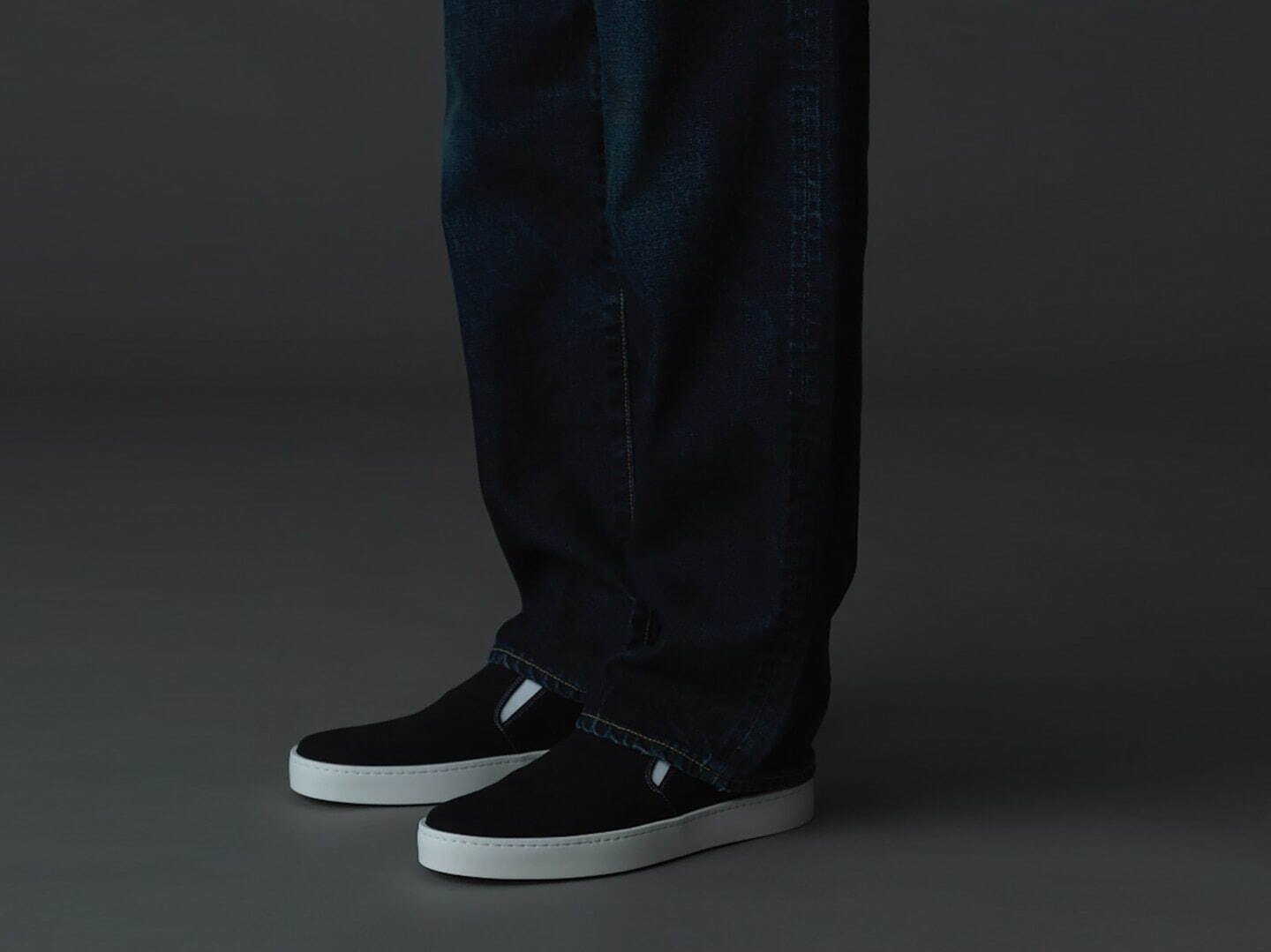 マノロ ブラニクのロンハーマン限定スリッポンシューズ、“白ステッチ