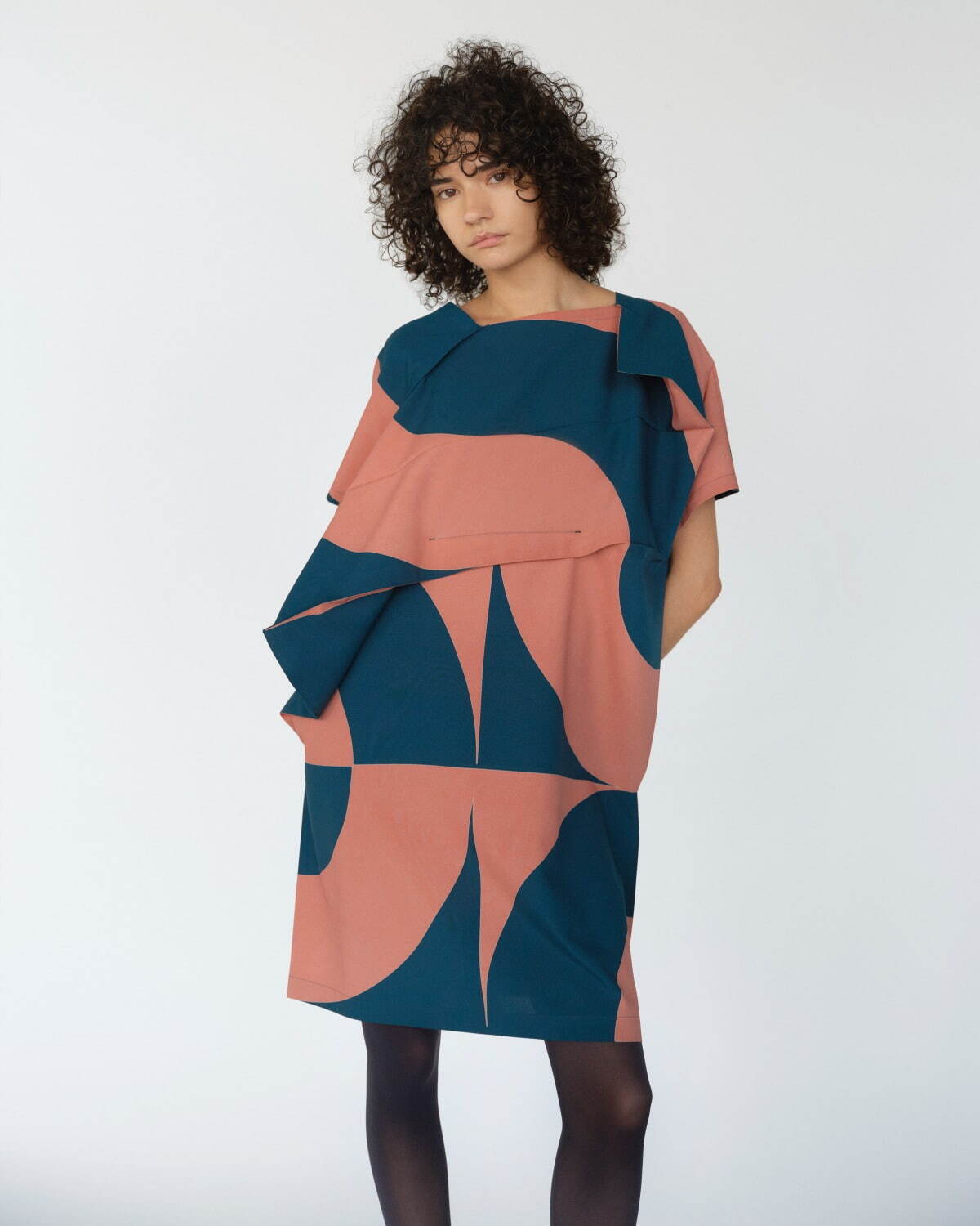 132 5. イッセイ ミヤケ、“折り構造×幾何学模様”のワンピースや袖を