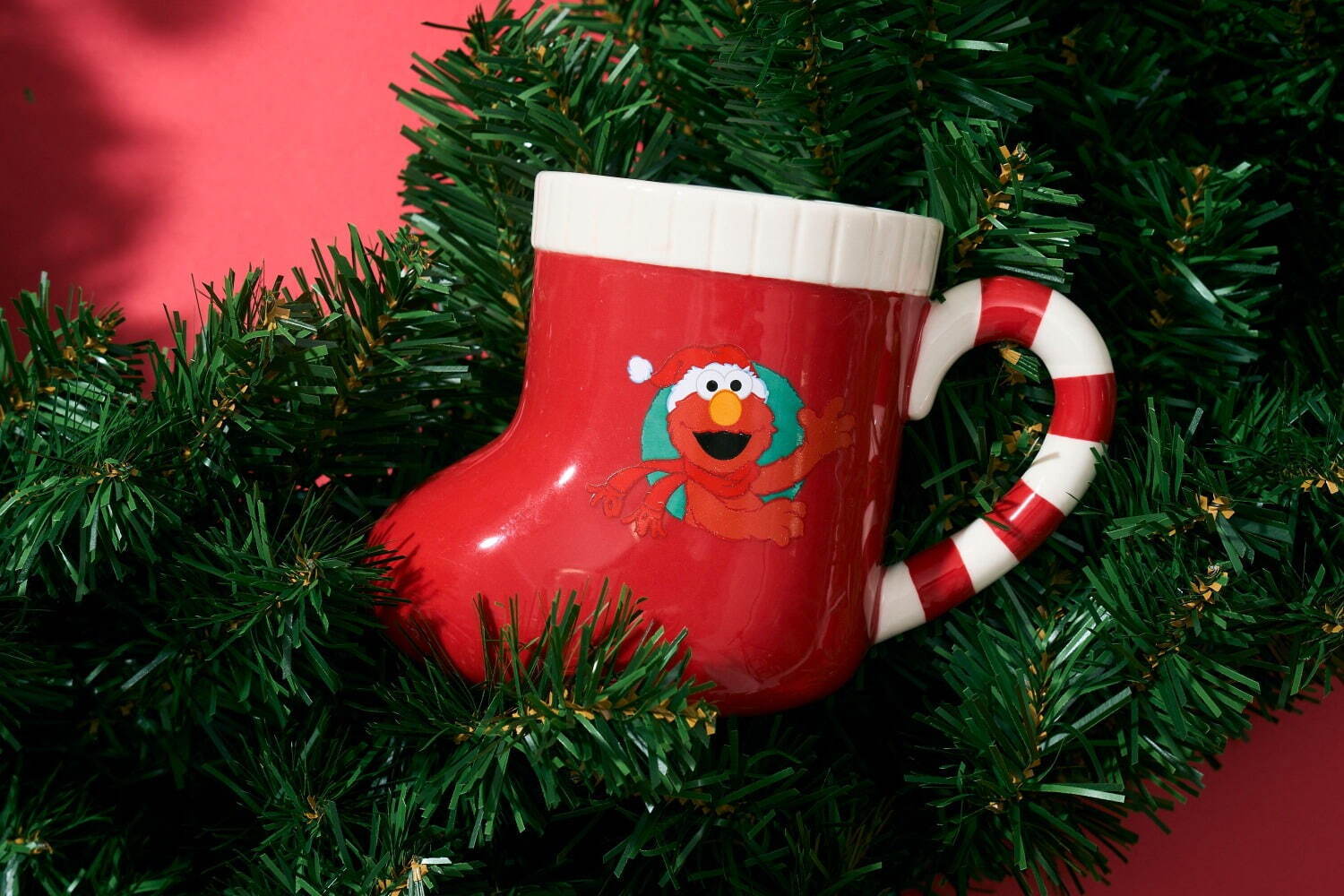 セサミストリートマーケット24年クリスマス、サンタ姿の“エルモ