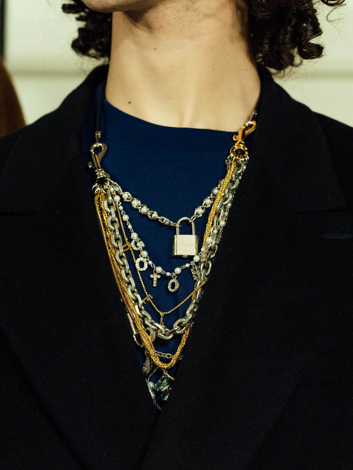 ダブレット×コラントッテの“磁気”ネックレス、重量感のあるパンク調