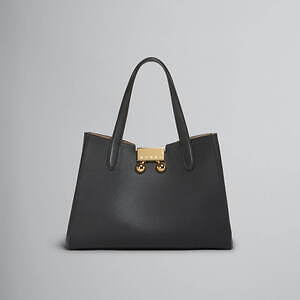 マルニ25年春夏バッグ「トランカルー トート」ゴールドのクロージャー