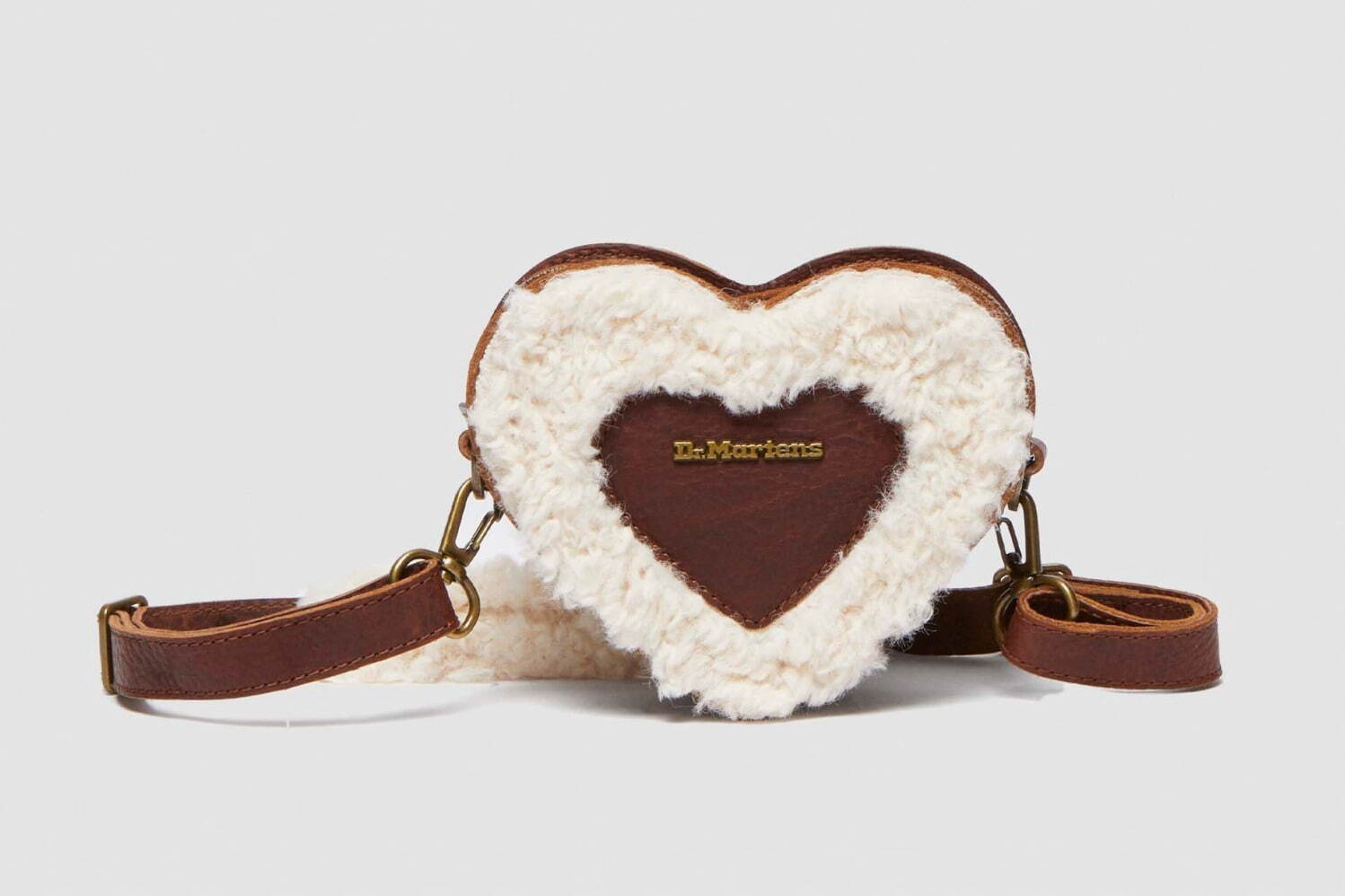 ドクターマーチン「ハート バッグ」もこもこ素材の24年クリスマス仕様