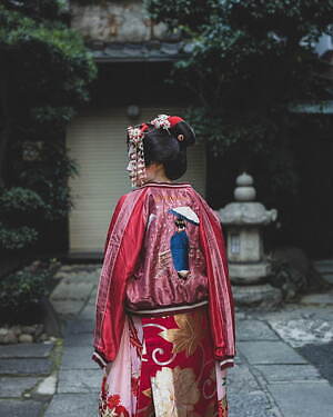 テーラー東洋“舞妓”刺繍のスカジャン、桜咲き誇る春＆雪降る冬デザイン