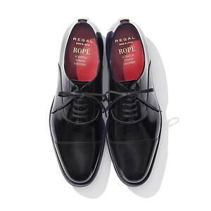 ロペ×リーガルの艶やかな黒レザードレスシューズ、ベルベットリボン